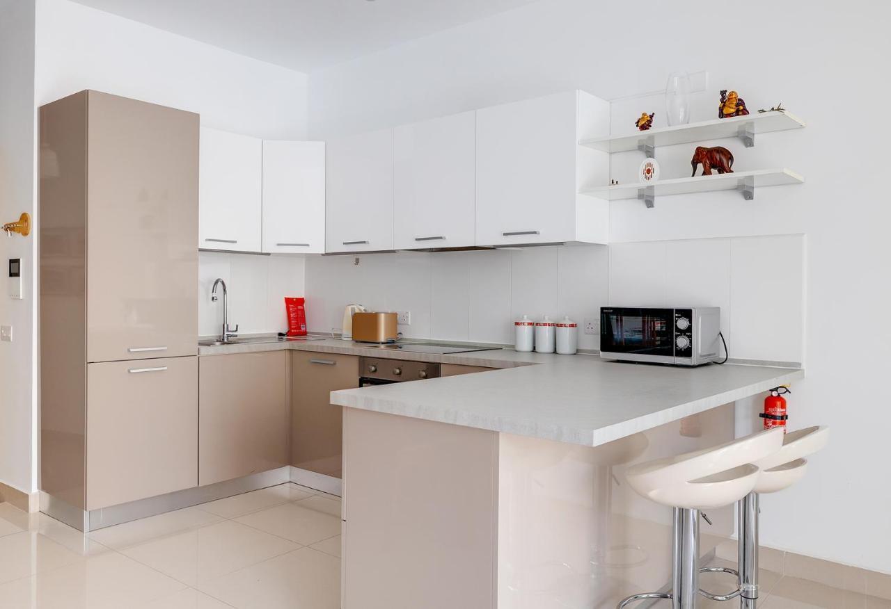Prime Location Apartment With Side Seaviews Sliema Esterno foto