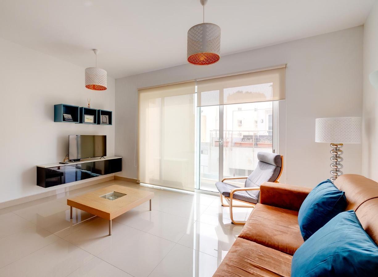 Prime Location Apartment With Side Seaviews Sliema Esterno foto