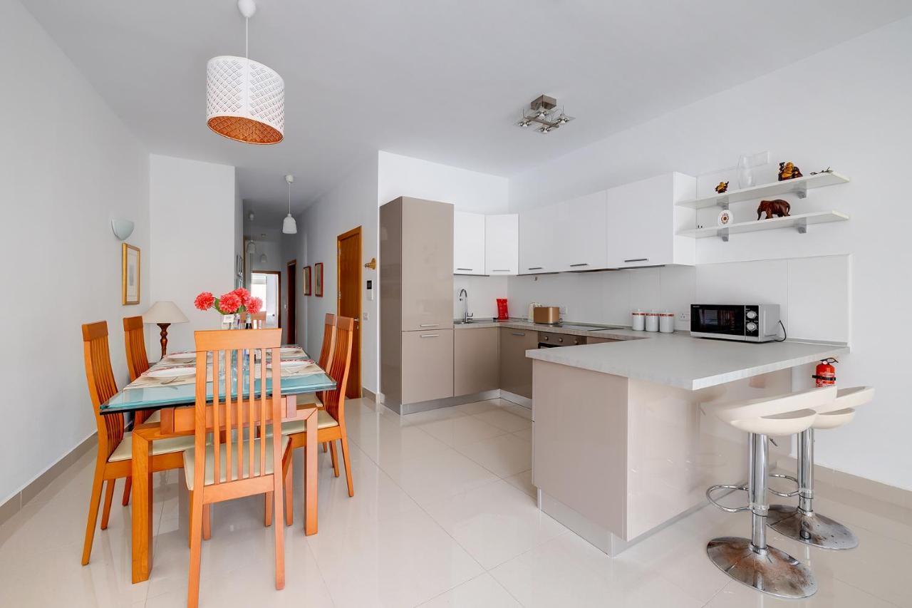 Prime Location Apartment With Side Seaviews Sliema Esterno foto