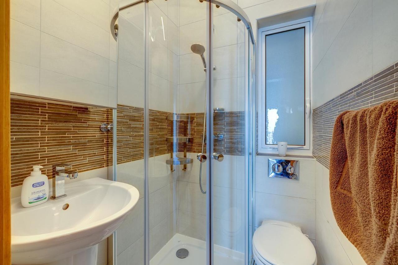 Prime Location Apartment With Side Seaviews Sliema Esterno foto