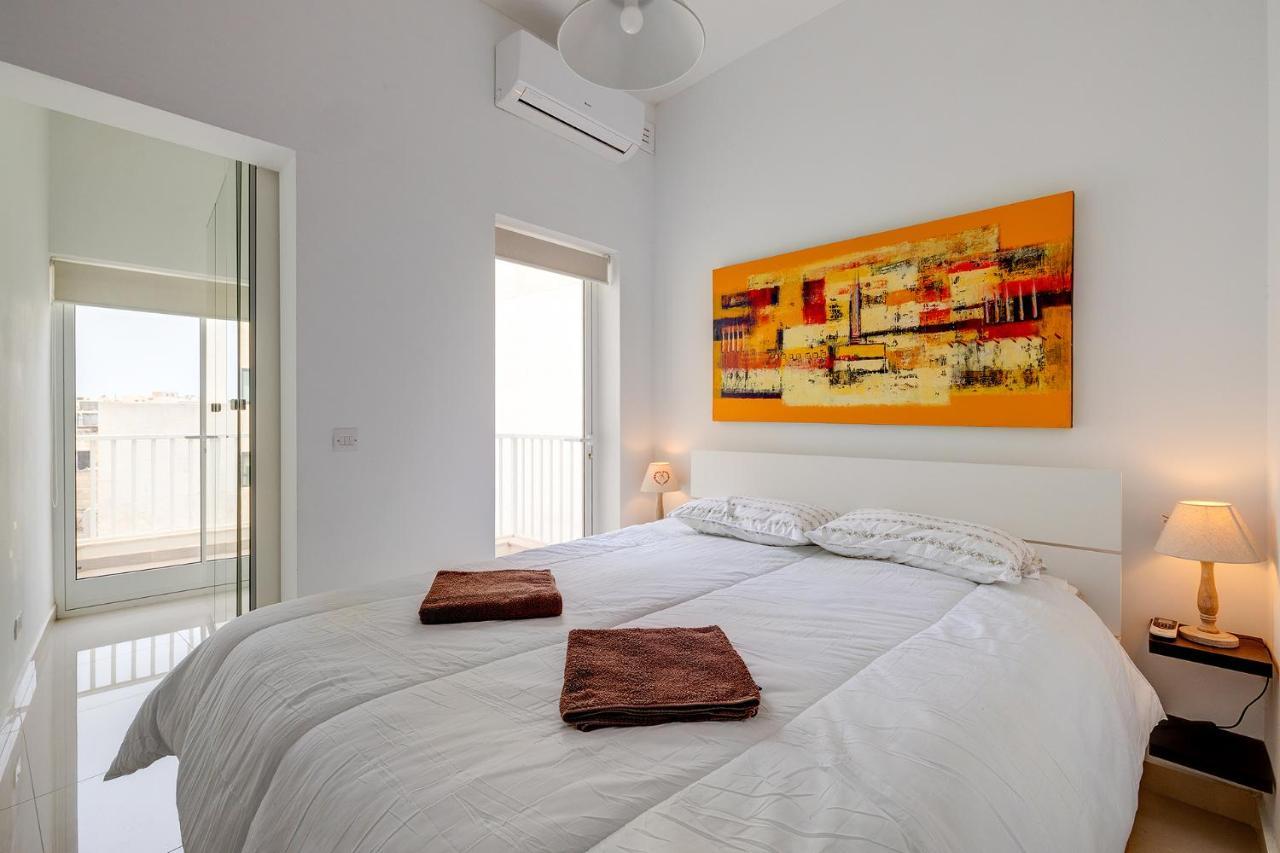 Prime Location Apartment With Side Seaviews Sliema Esterno foto