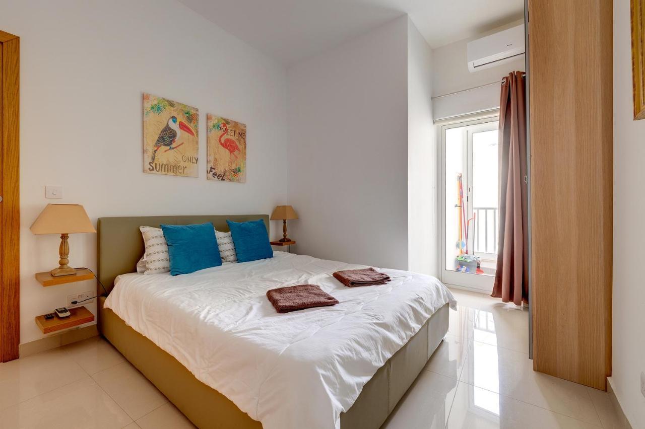 Prime Location Apartment With Side Seaviews Sliema Esterno foto