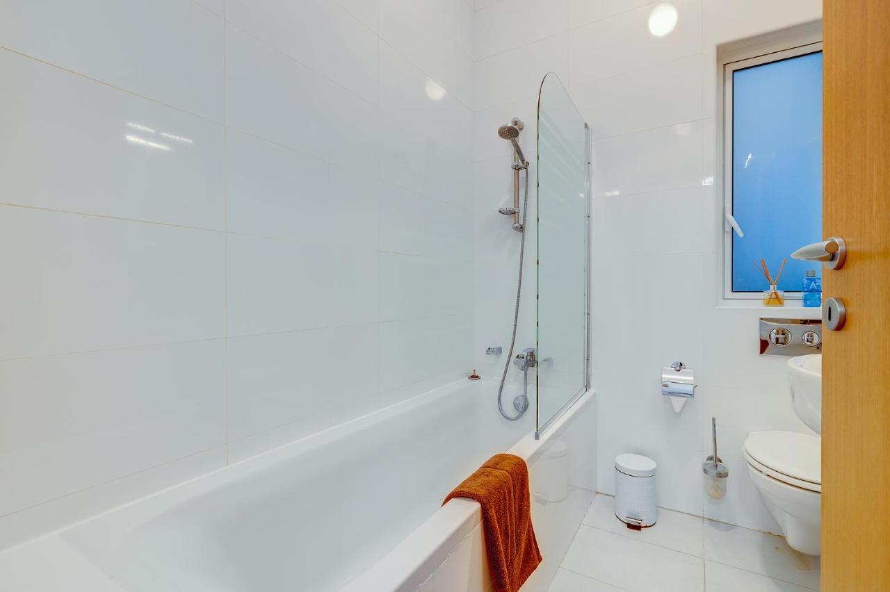 Prime Location Apartment With Side Seaviews Sliema Esterno foto