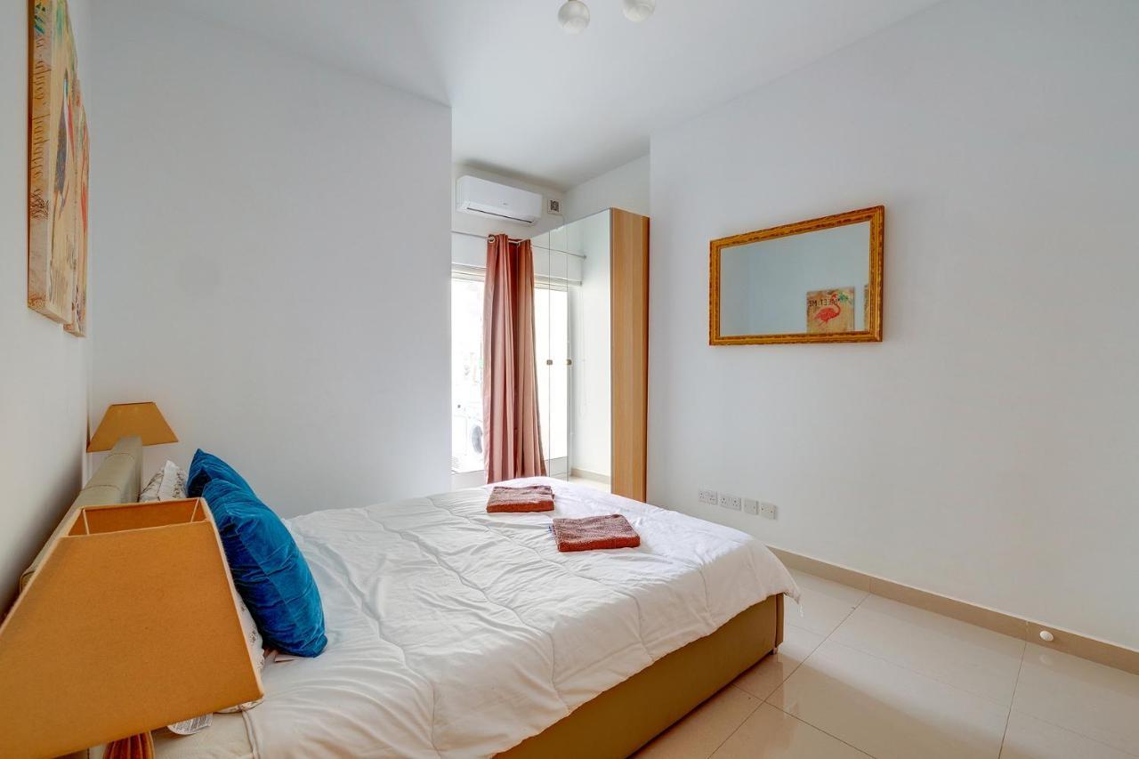 Prime Location Apartment With Side Seaviews Sliema Esterno foto