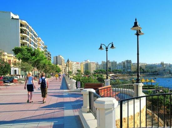 Prime Location Apartment With Side Seaviews Sliema Esterno foto