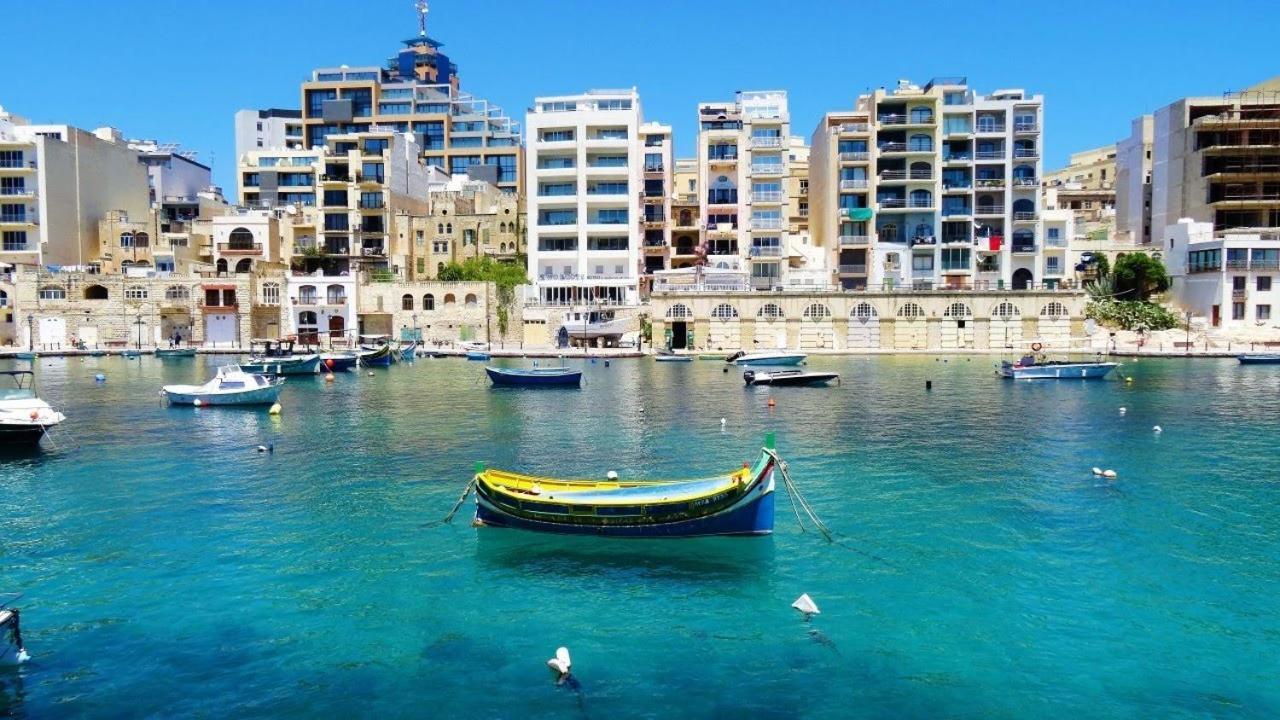 Prime Location Apartment With Side Seaviews Sliema Esterno foto