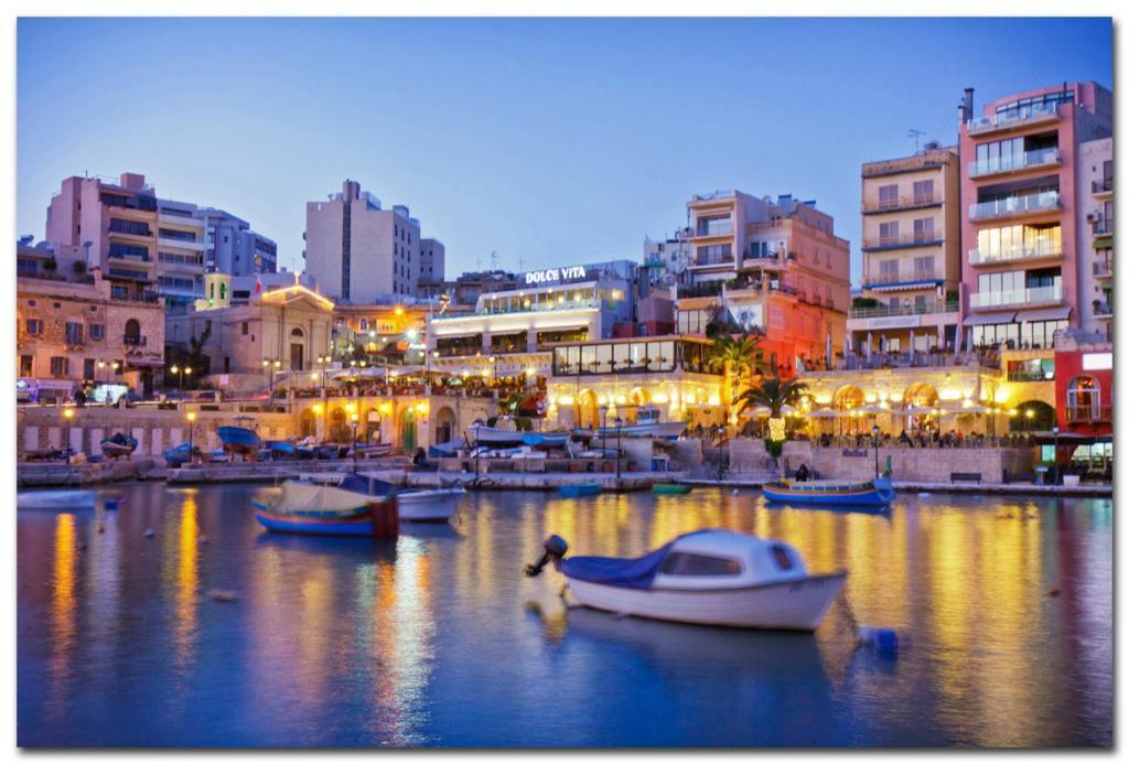 Prime Location Apartment With Side Seaviews Sliema Esterno foto
