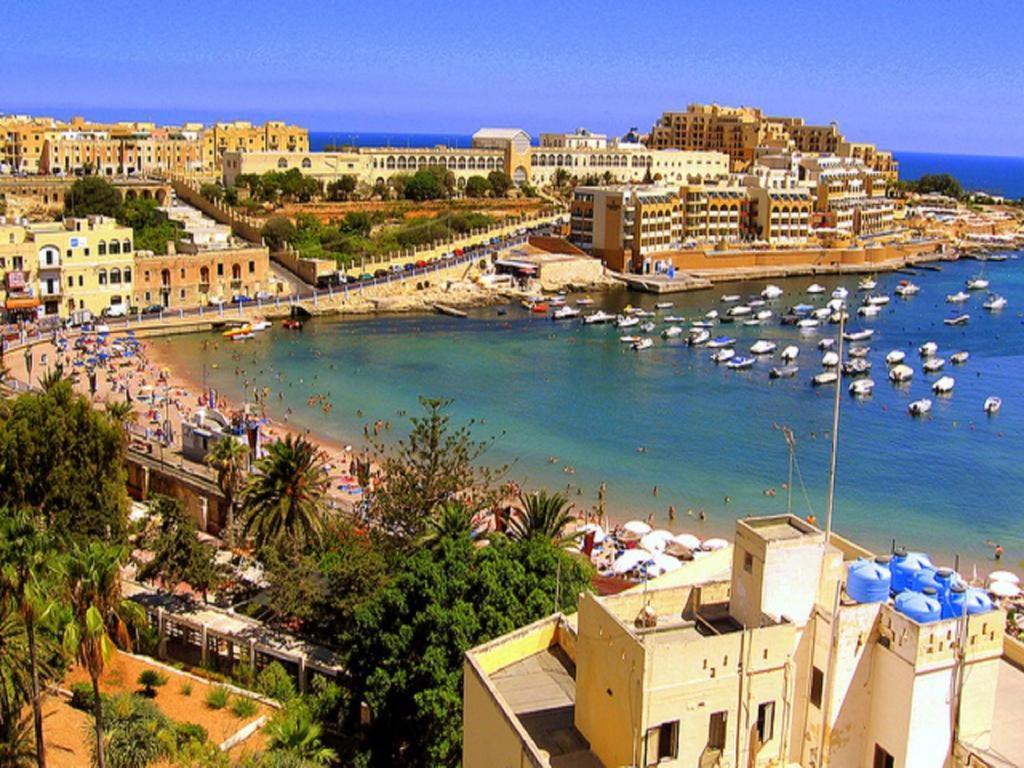 Prime Location Apartment With Side Seaviews Sliema Esterno foto